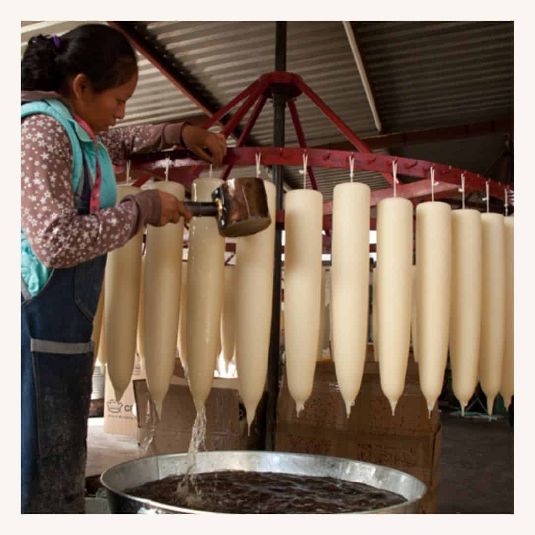 Mujer fabricando velas en un taller en México, que muestra el impacto de una organización miembro de la red sin fines de lucro de SMCF.