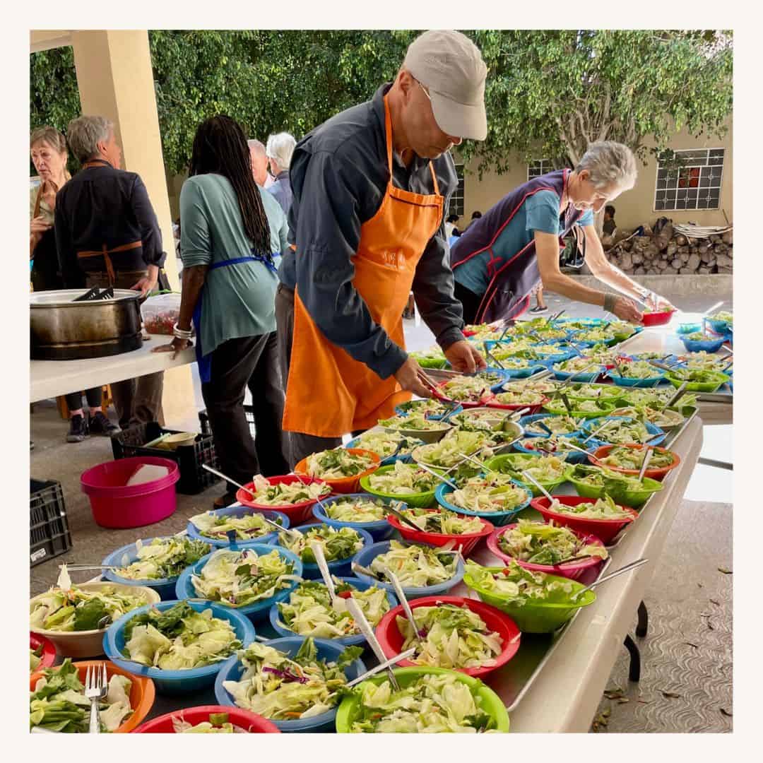 Barra de ensaladas saludable con verduras frescas en una reunión comunitaria, con la participación de una organización miembro de la red sin fines de lucro de SMCF.