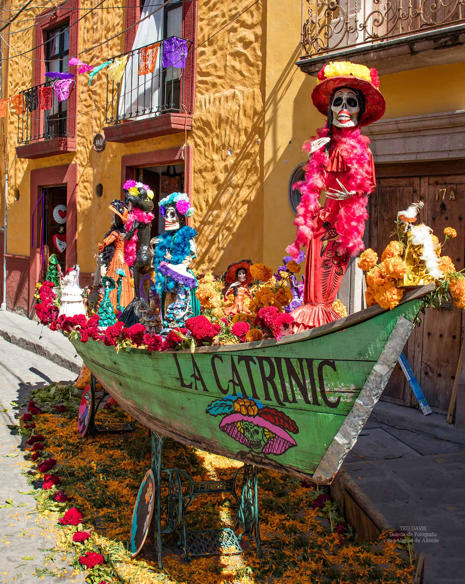 Figuras de esqueletos decoradas para la celebración del Día de Muertos en una colorida carroza del desfile en San Miguel de Allende.