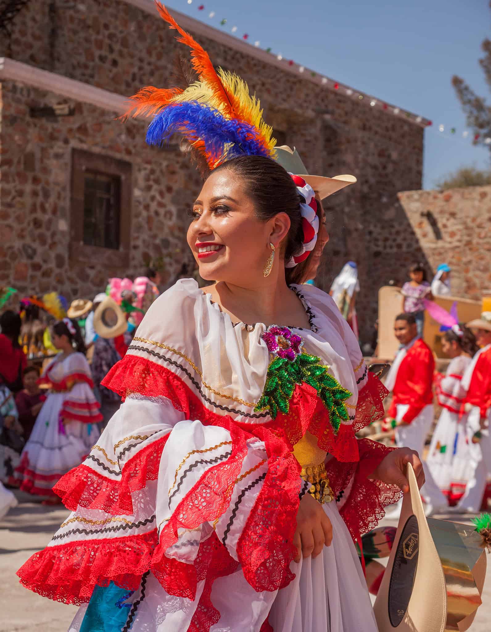Vibrante vestido folklórico tradicional mexicano usado durante la celebración cultural en San Miguel.