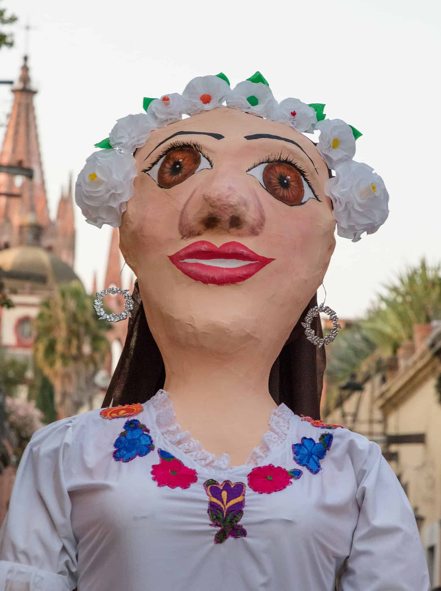 Colorido disfraz tradicional mexicano de "Cempasúchil" para la celebración del Día de Muertos en San Miguel.